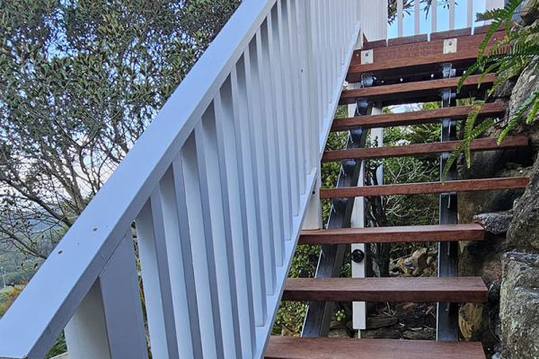 stairs-balustrades-386A951C8F-C28E-A270-4C5F-8ED34C03B47B.jpg
